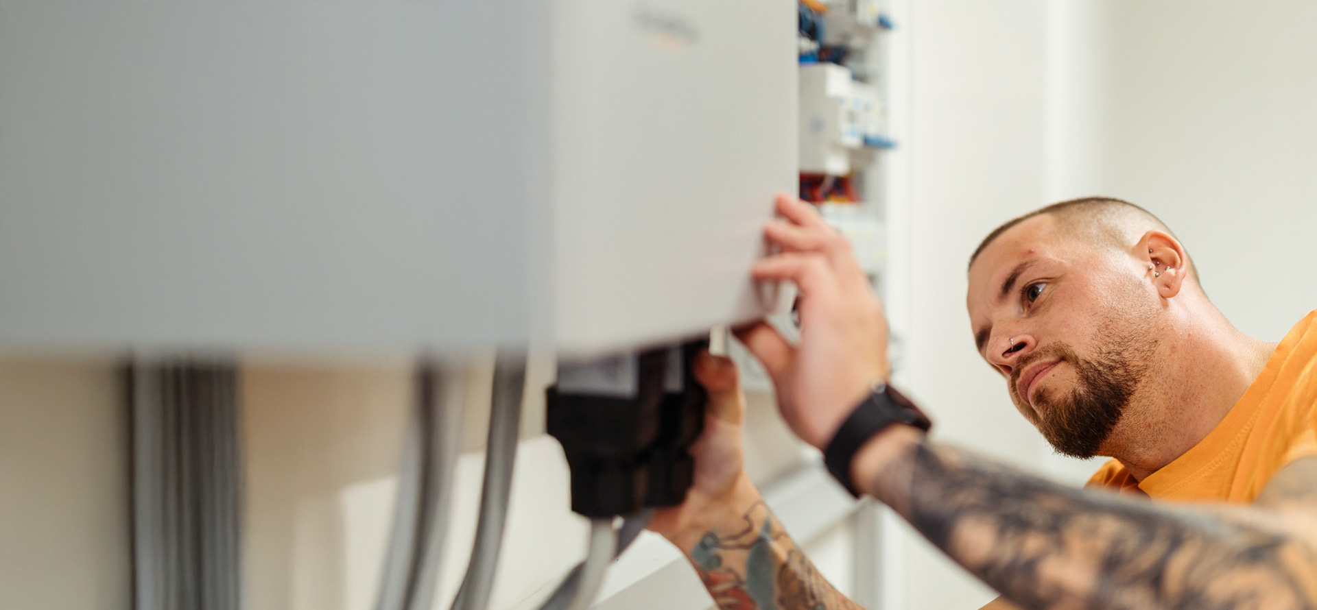 Elektriker von Calosol bei der Arbeit an einem PV-Anlagen Schaltschrank